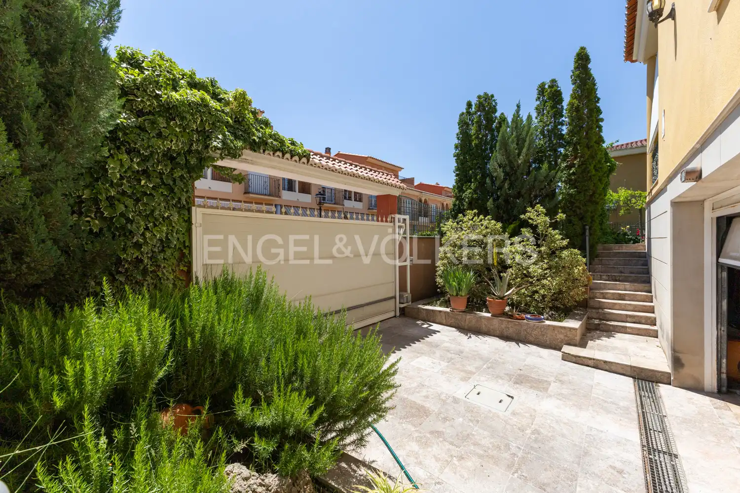 Vista exterior de Finca rústica en venda en Viver amb Aire condicionat, Calefacció i Jardí privat