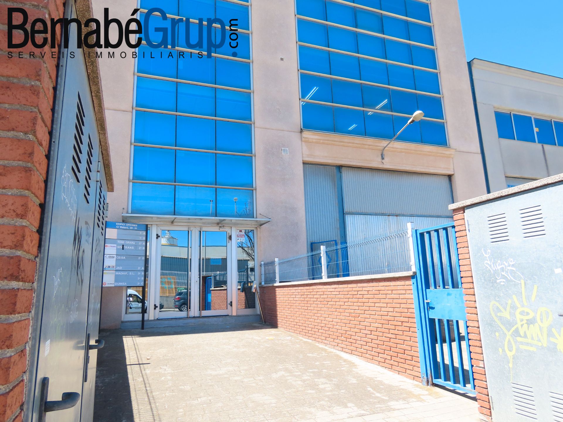 Vista exterior de Local en venda en Granollers amb Aire condicionat, Calefacció i Moblat