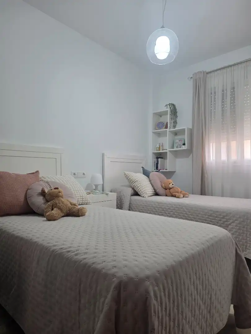 Habitación de Casa adosada en venta en Utrera con Aire acondicionado, Jardín privado y Terraza