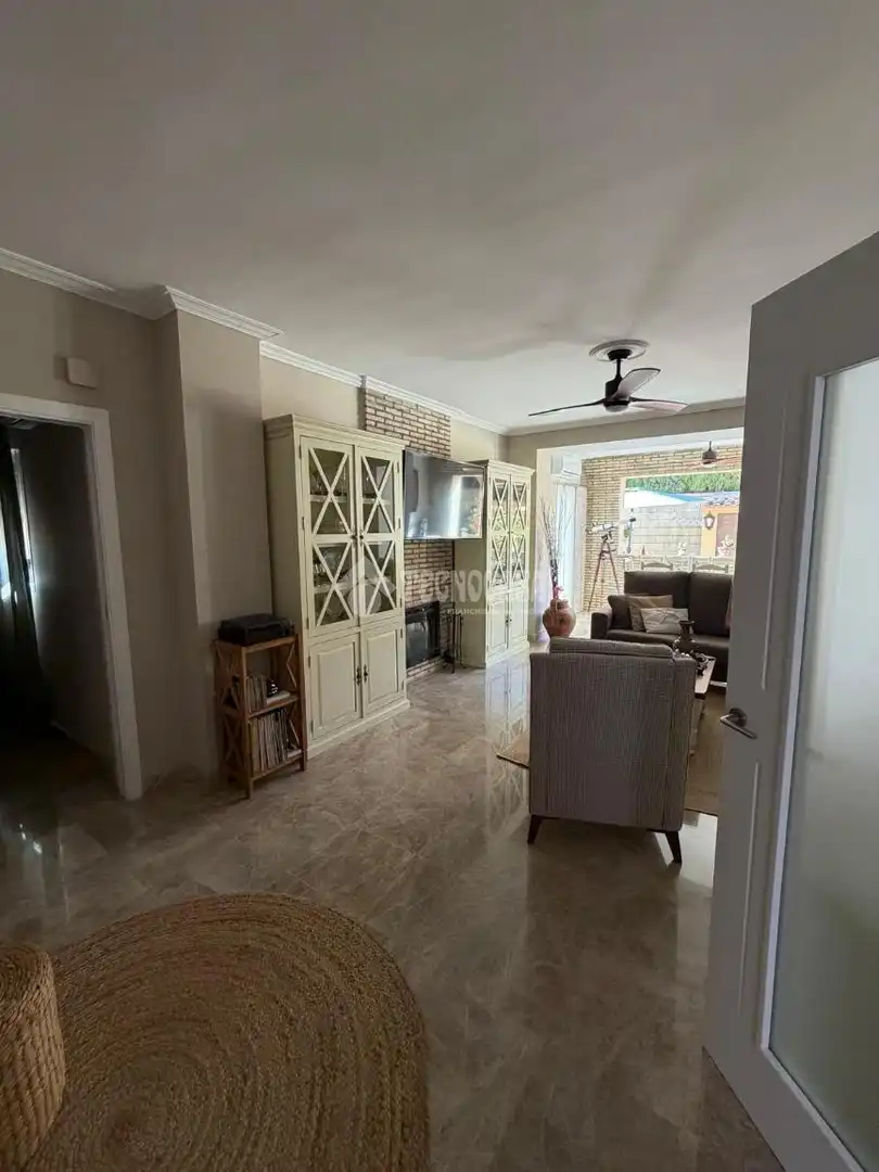 Sala de estar de Casa o chalet en venta en Montequinto con Aire acondicionado, Jardín privado y Terraza