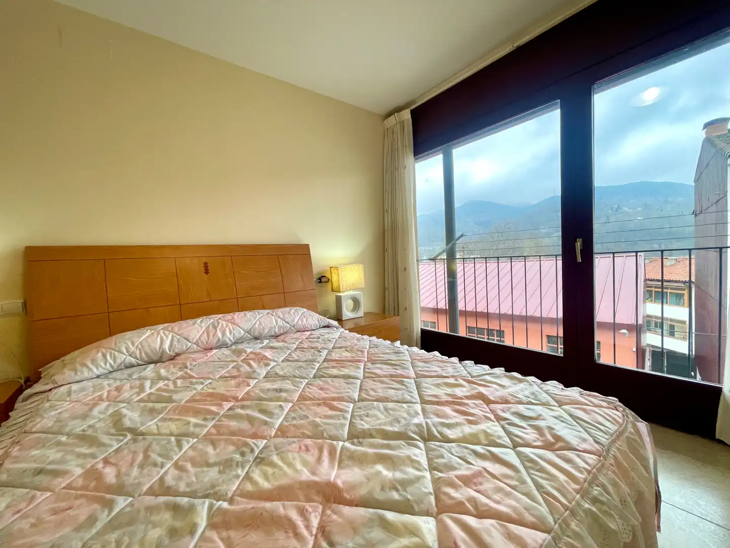 Habitación de Casa adosada en venta en Sant Joan de les Abadesses con Calefacción, Jardín privado y Trastero