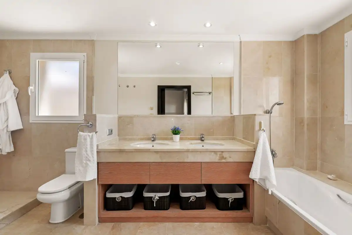 Bany de Apartament en venda en Estepona amb Aire condicionat, Terrassa i Traster