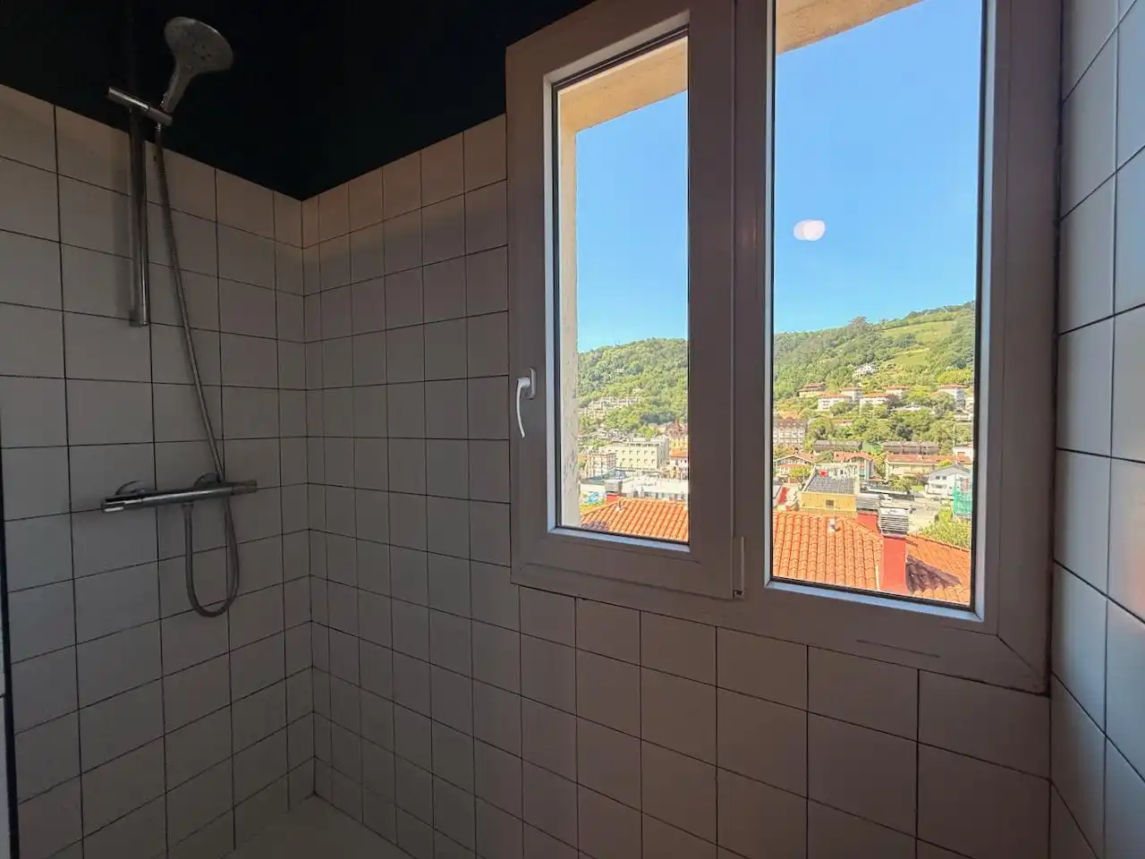 Bathroom of Flat for sale in Donostia - San Sebastián   with Heating, Private garden and Storage room