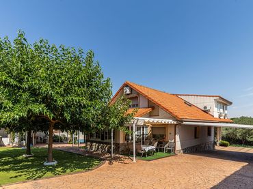 House with pool for sale in Eurovillas