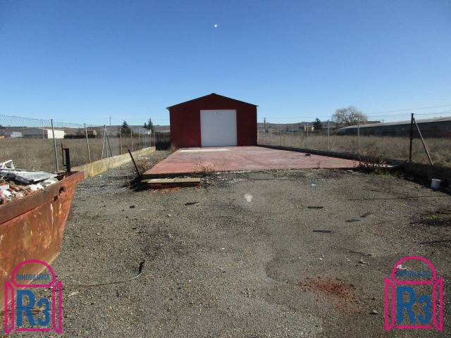 Nave industrial en Venta en La Rosaleda en Puente Castro