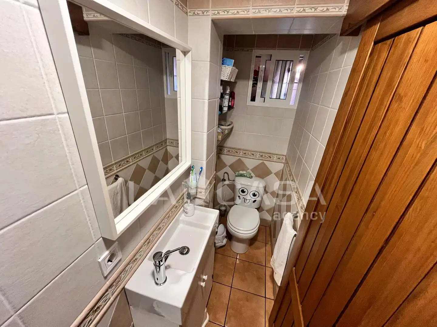 Badezimmer von Einfamilien-Reihenhaus zum Verkauf in Algeciras mit Klimaanlage, Abstellraum und Schwimmbad