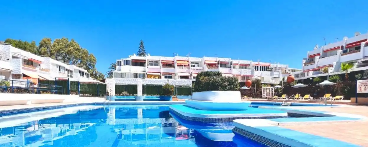 Piscina de Estudio en venta en Arona con Terraza y Piscina comunitaria