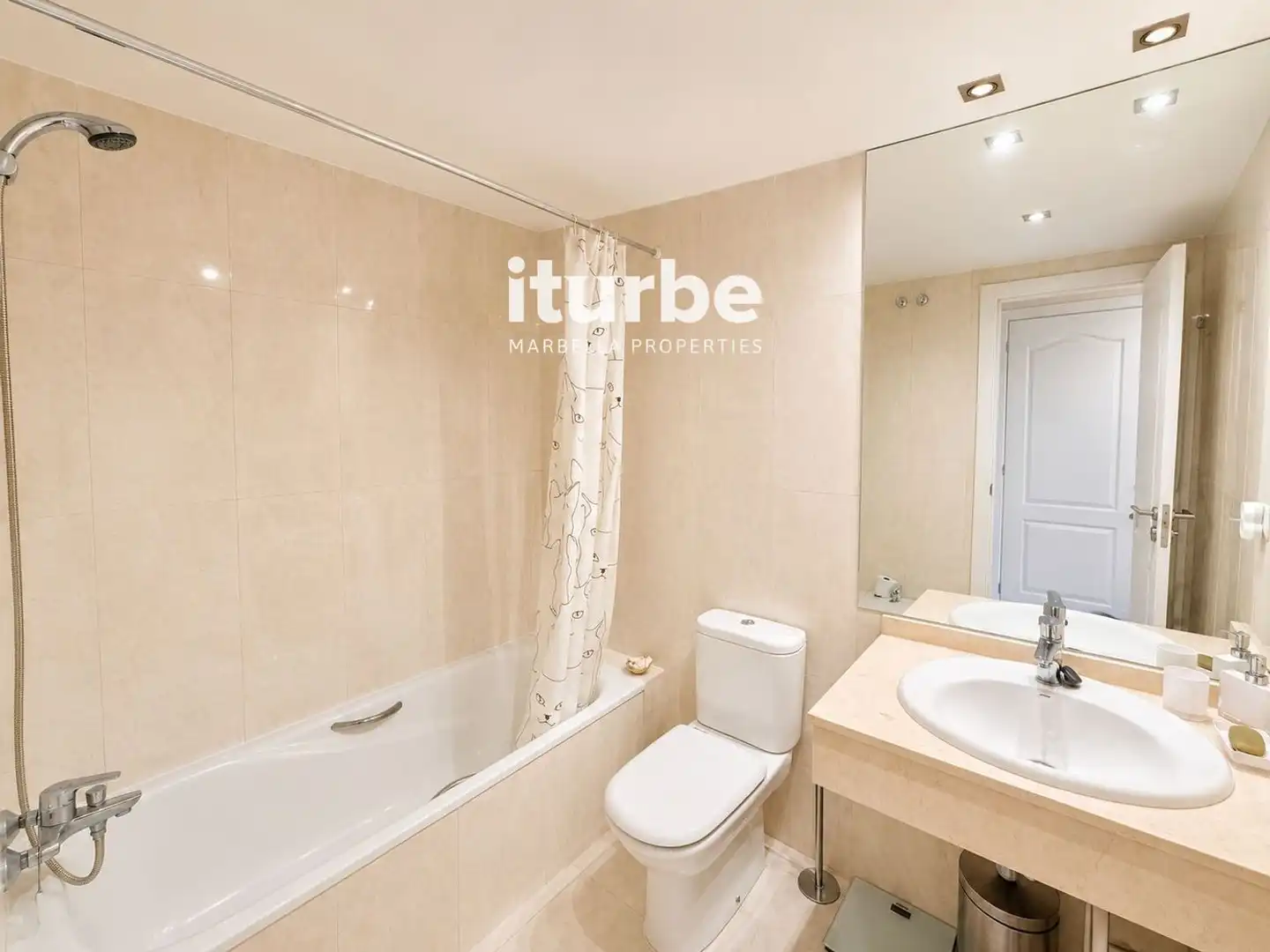 Baño de Piso de alquiler en Marbella con Aire acondicionado, Terraza y Piscina