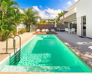 Vista exterior de Casa o xalet en venda en Adeje amb Aire condicionat, Terrassa i Piscina