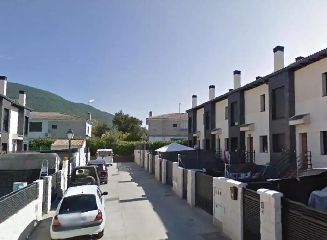 Vista exterior de Casa adosada en venta en La Adrada  con Terraza