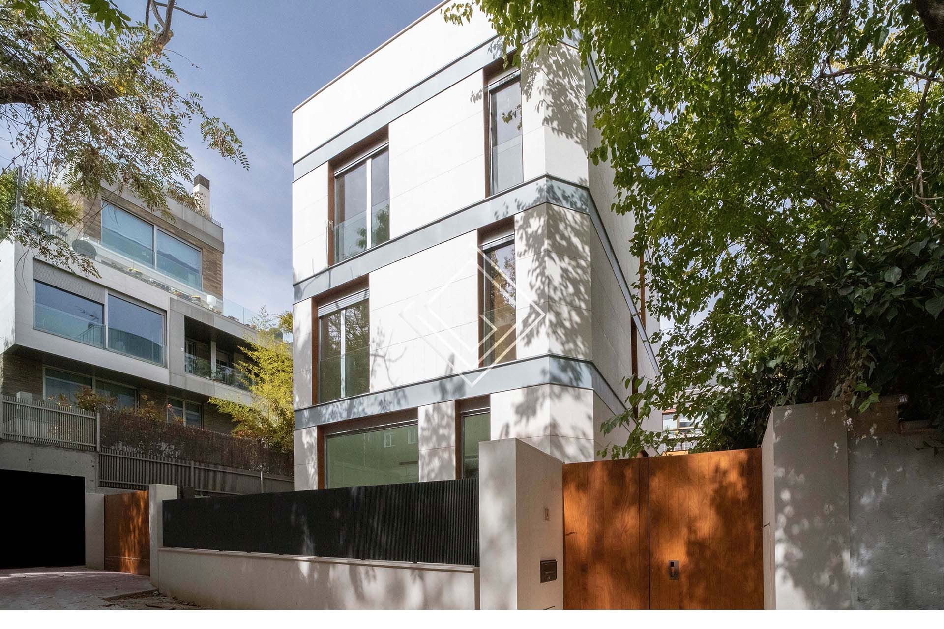 Vista exterior de Casa o chalet en venta en  Madrid Capital con Aire acondicionado, Calefacción y Jardín privado