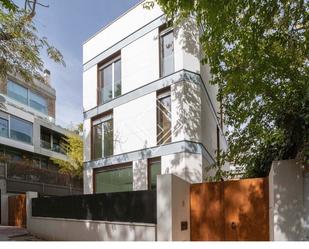 Vista exterior de Casa o xalet en venda en  Madrid Capital amb Aire condicionat, Calefacció i Jardí privat