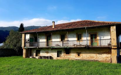 Vista exterior de Casa o xalet en venda en Los Corrales de Buelna  amb Jardí privat