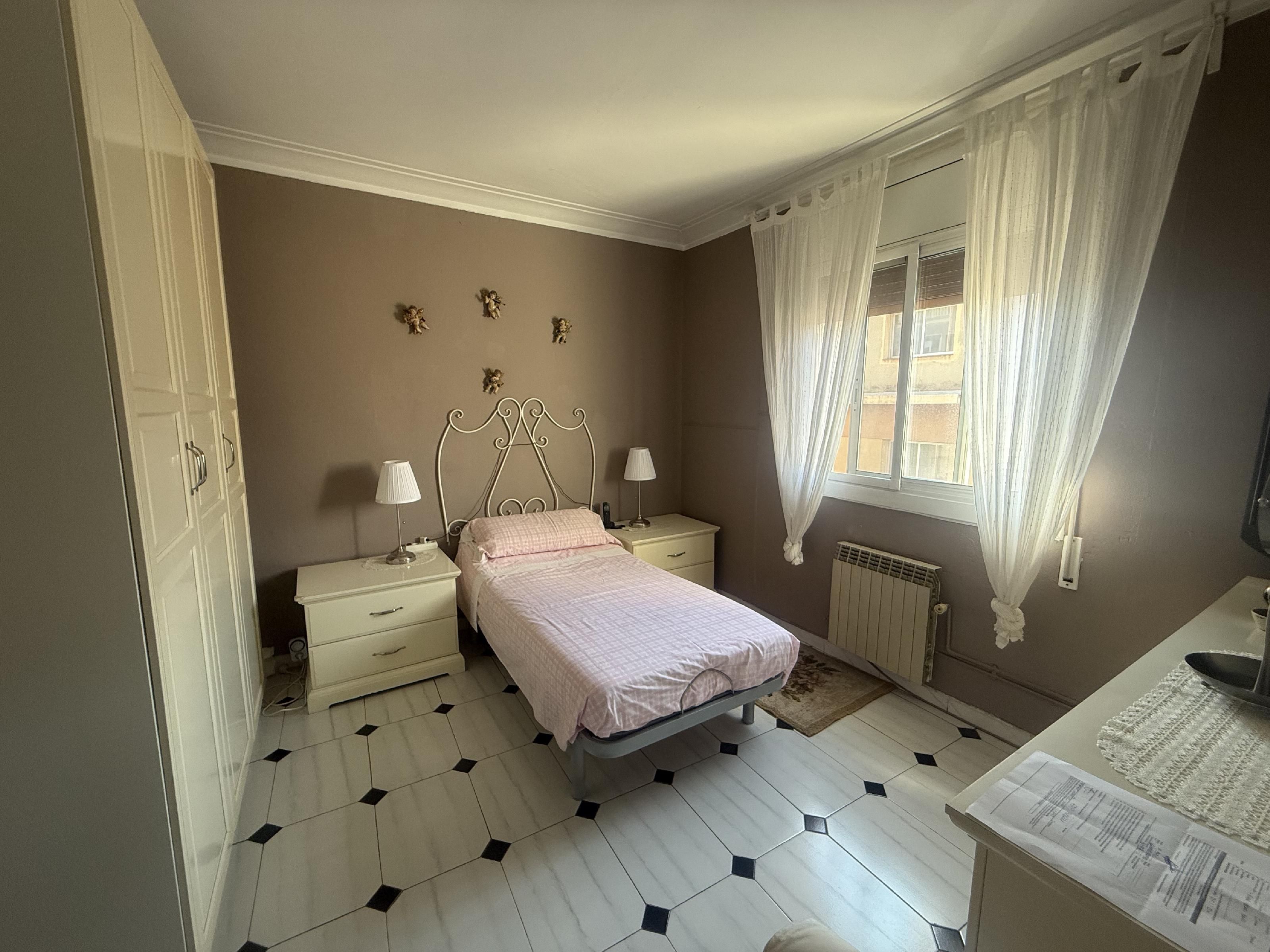 Dormitori de Apartament en venda en L'Hospitalet de Llobregat amb Jardí privat i Terrassa