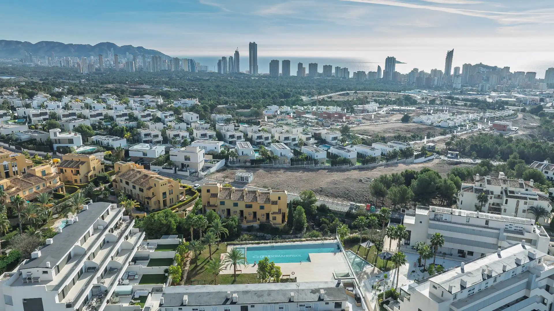 Vista exterior de Dúplex en venda en Finestrat amb Aire condicionat, Calefacció i Jardí privat