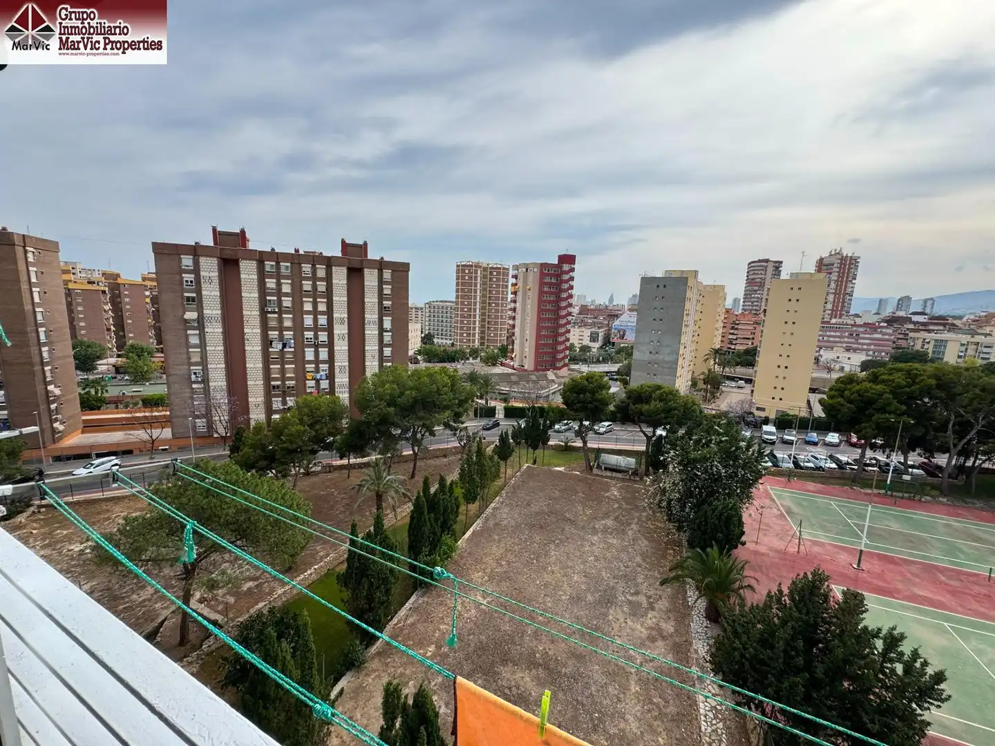 Vista exterior de Estudi en venda en Benidorm amb Jardí privat, Moblat i Piscina comunitària