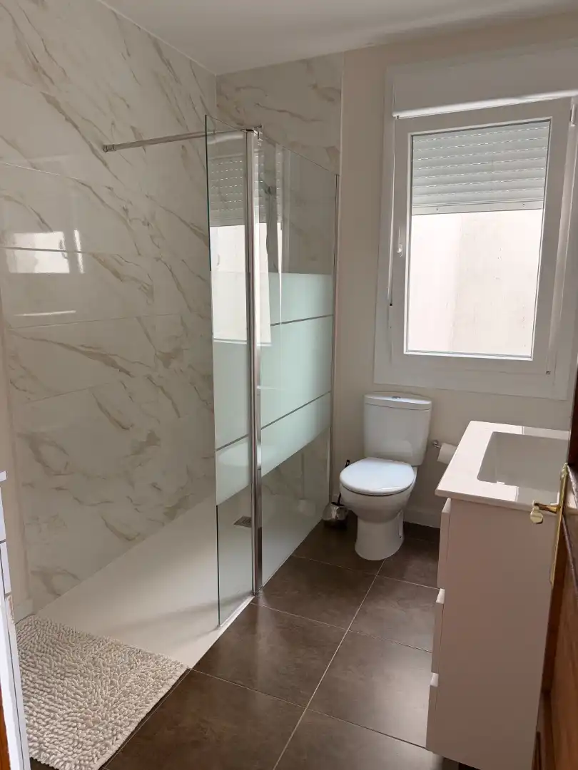 Badezimmer von Wohnung zur Miete in O Carballiño   mit Klimaanlage, Terrasse und Möbliert