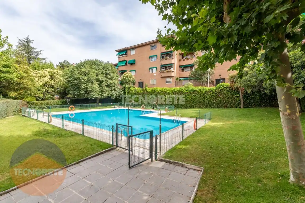 Piscina de Pis de lloguer en Majadahonda amb Aire condicionat, Calefacció i Terrassa