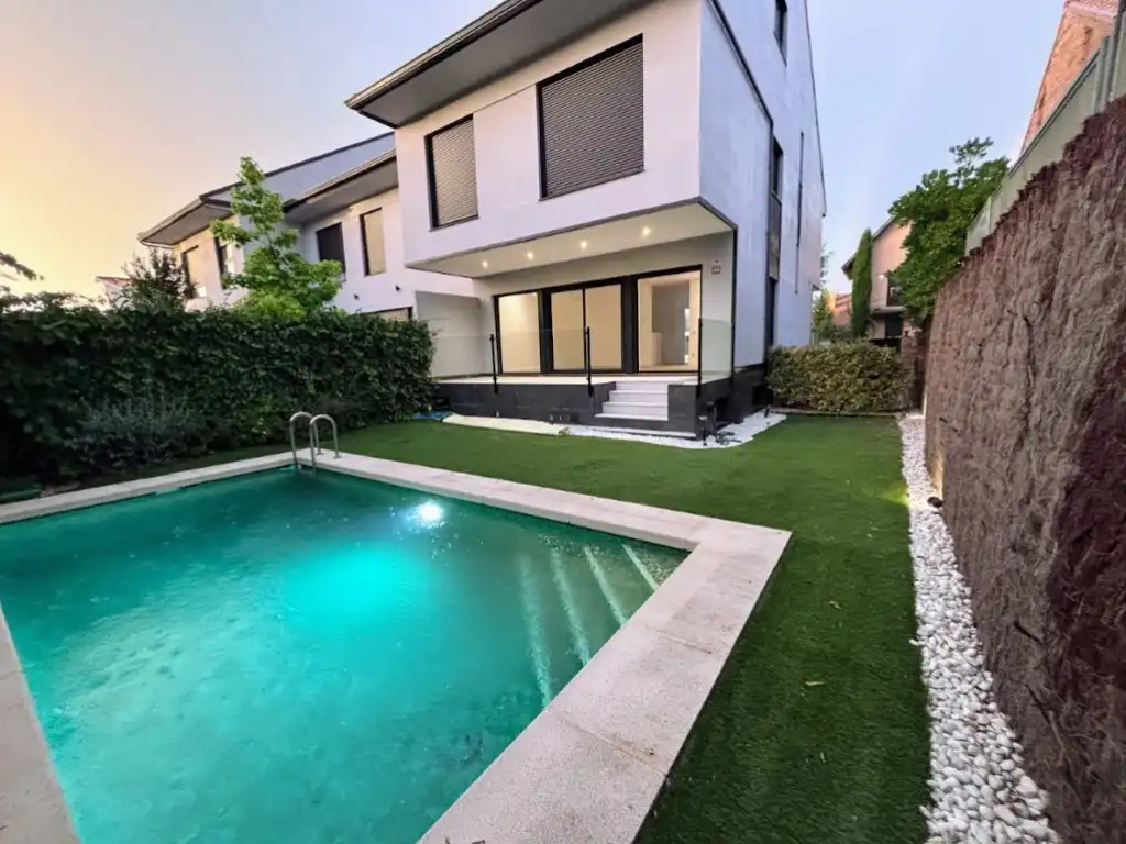 Swimming pool of Houses for sale in Pozuelo de Alarcón