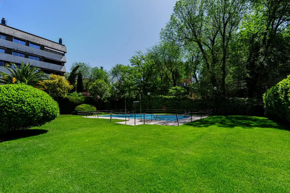 Piscina de Pis en venda en Madrid amb Calefacció, Jardí privat i Piscina