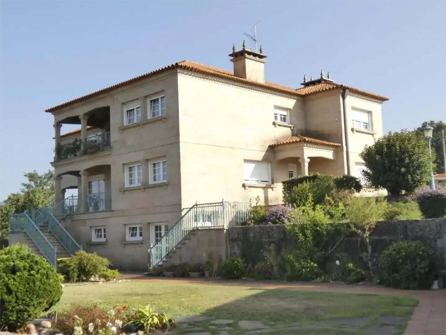 Vista exterior de Pis en venda en Pontevedra Capital  amb Jardí privat, Parquet i Piscina