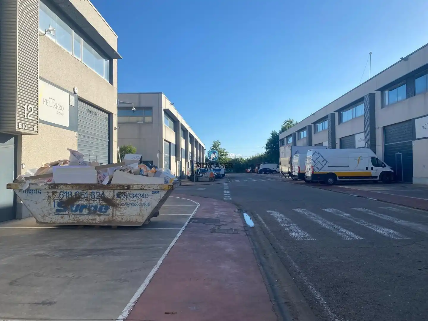 Parkplatz von Fabrikhallen zur Miete in Meco