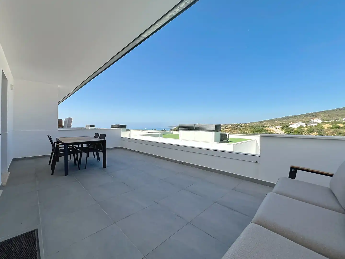 Terrasse von Einfamilien-Reihenhaus zum Verkauf in Manilva mit Klimaanlage, Terrasse und Abstellraum