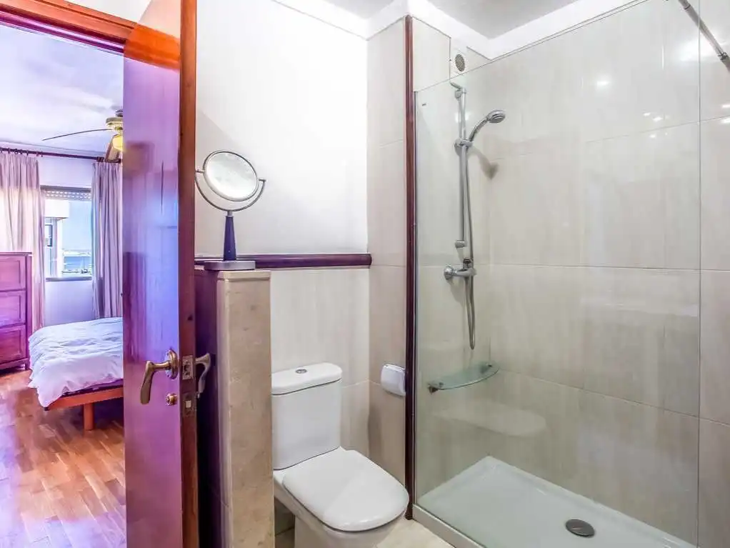 Baño de Piso en venta en  Palma de Mallorca con Aire acondicionado, Terraza y Piscina