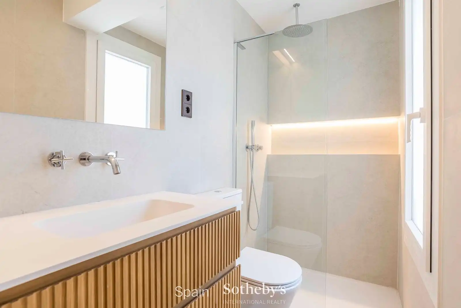 Badezimmer von Wohnungen zum Verkauf in Madrid mit Klimaanlage und Heizung