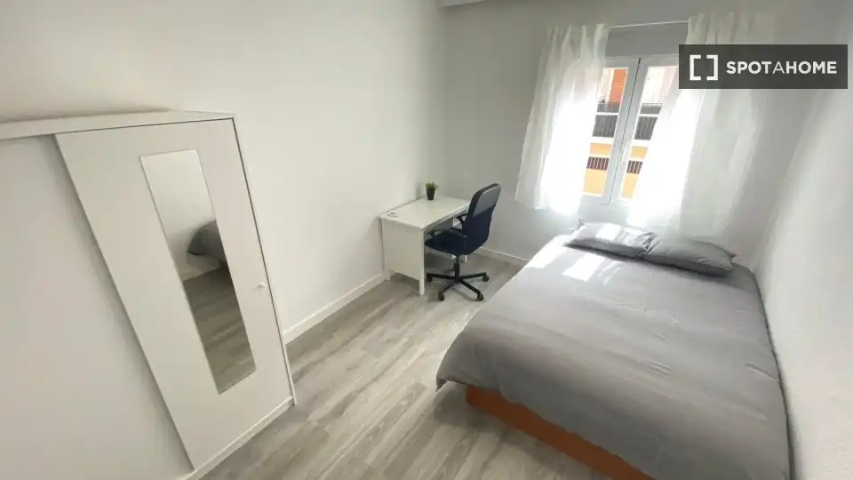 Bedroom of Flat for rent in Madrid  with Air Conditioner, Heating and Furnished