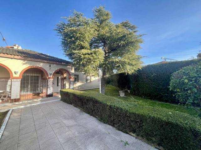 Casa-chalet en Venta en Haza de la Era en Gines