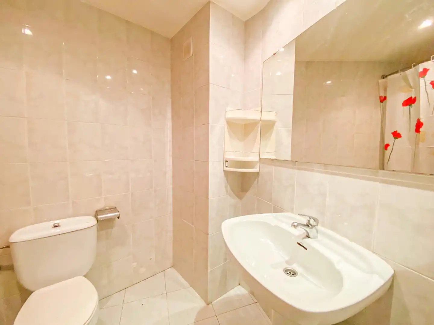 Bathroom of Flat for sale in Girona  with Air Conditioner, Heating and Furnished