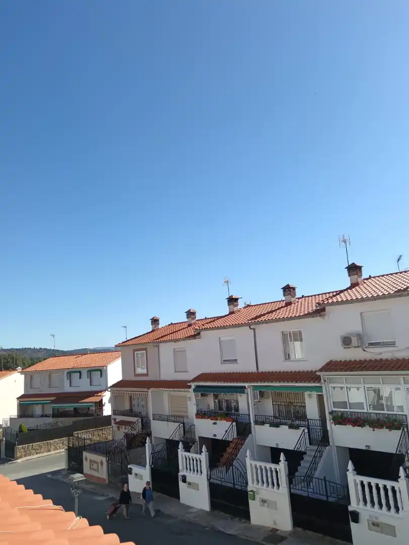 Vista exterior de Casa o xalet en venda en Navaluenga amb Jardí privat, Terrassa i Moblat