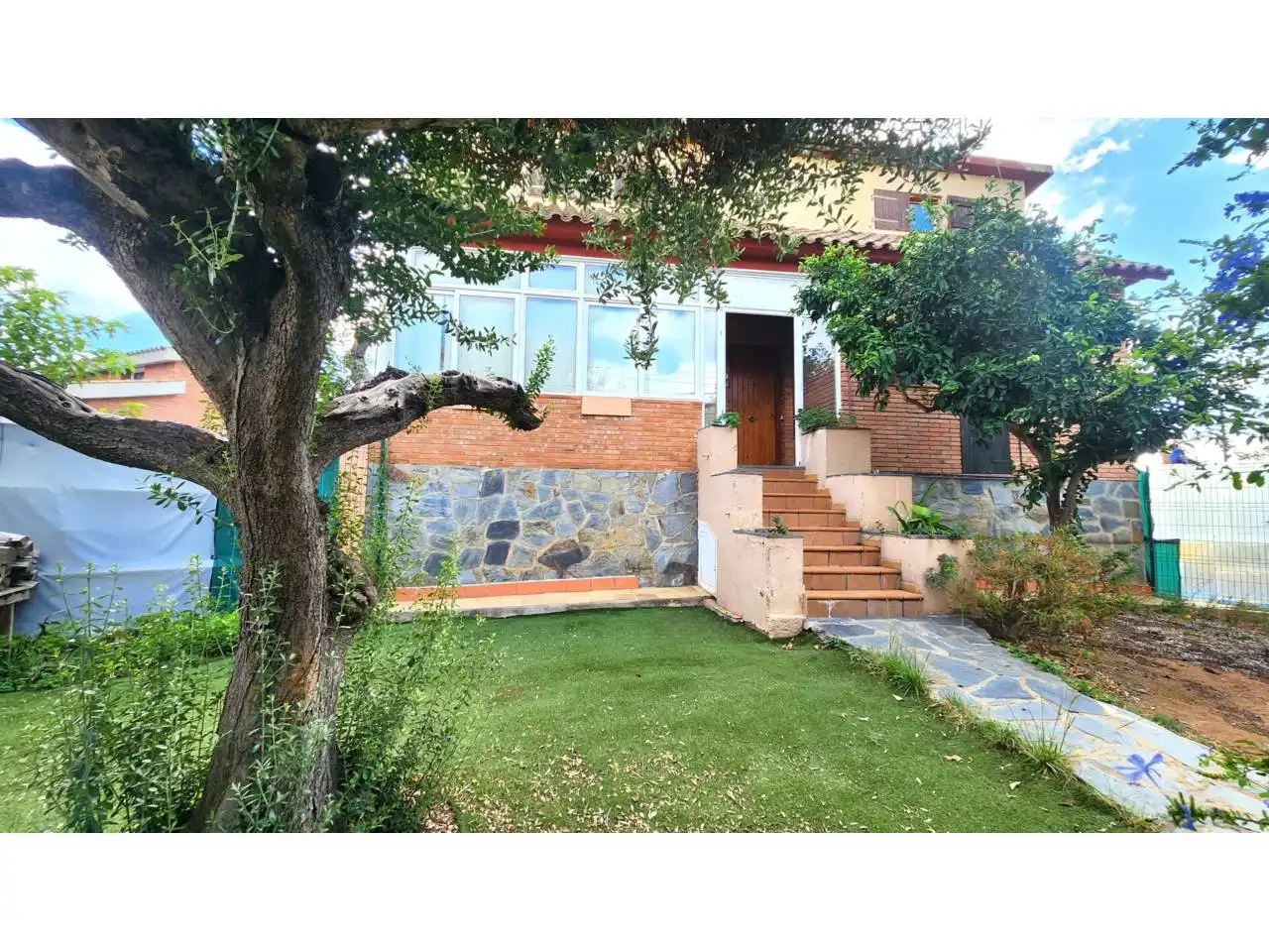 Vista exterior de Casa o xalet en venda en Barberà del Vallès amb Aire condicionat, Calefacció i Jardí privat