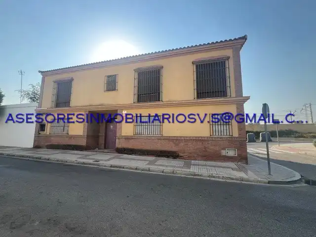 Vista exterior de Casa adosada en venta en La Rinconada con Piscina