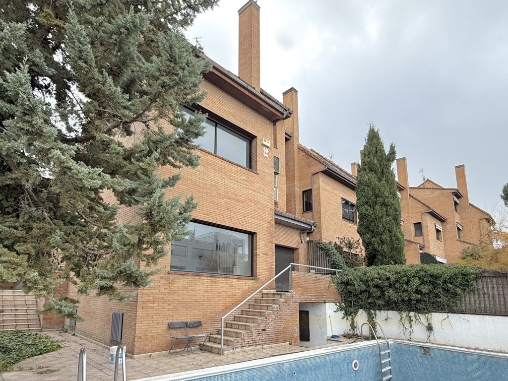 Vista exterior de Casa adosada en venta en  Madrid Capital con Jardín privado y Piscina