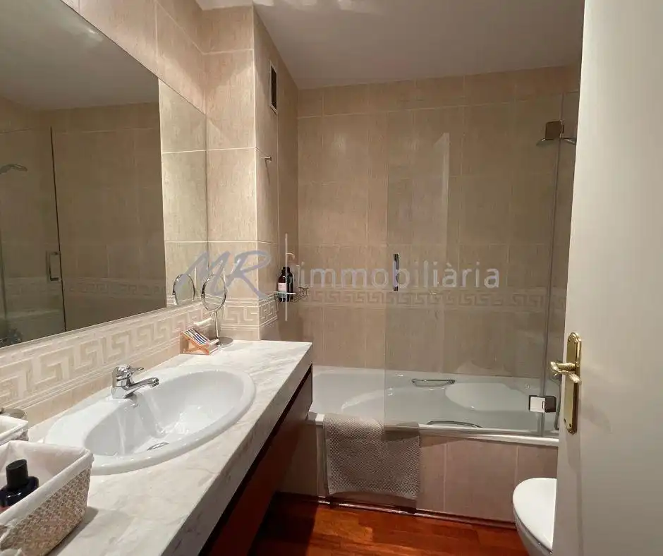 Badezimmer von Dachboden zum Verkauf in Vallromanes mit Heizung, Terrasse und Abstellraum