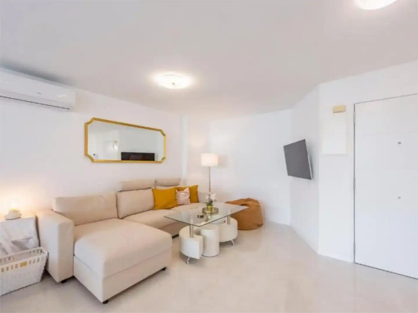 Wohnzimmer von Wohnung zur Miete in Marbella mit Klimaanlage, Schwimmbad und Balkon