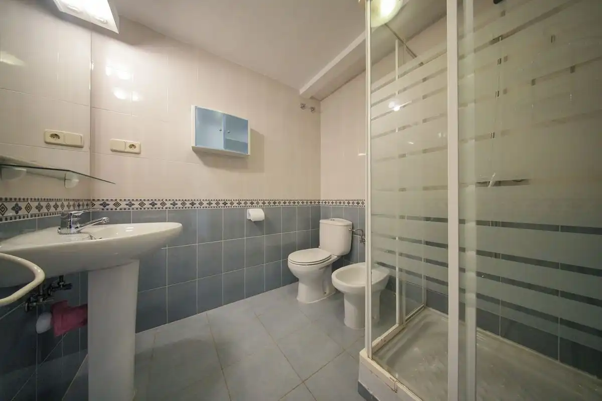 Baño de Casa adosada en venta en Pozuelo de Alarcón con Aire acondicionado, Calefacción y Jardín privado