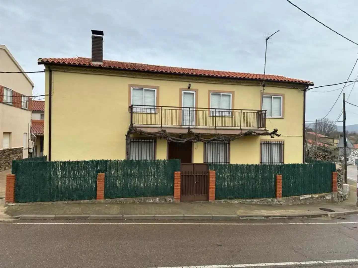 Vista exterior de Casa o xalet en venda en El Cabaco  amb Balcó