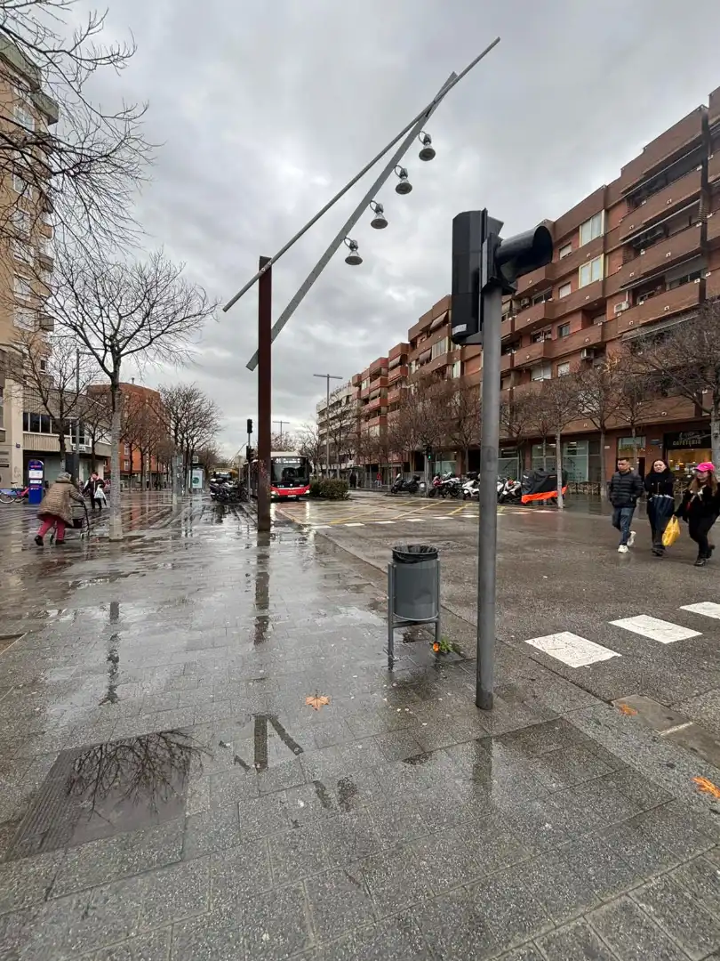 Vista exterior de Local de alquiler en Cornellà de Llobregat con Parquet