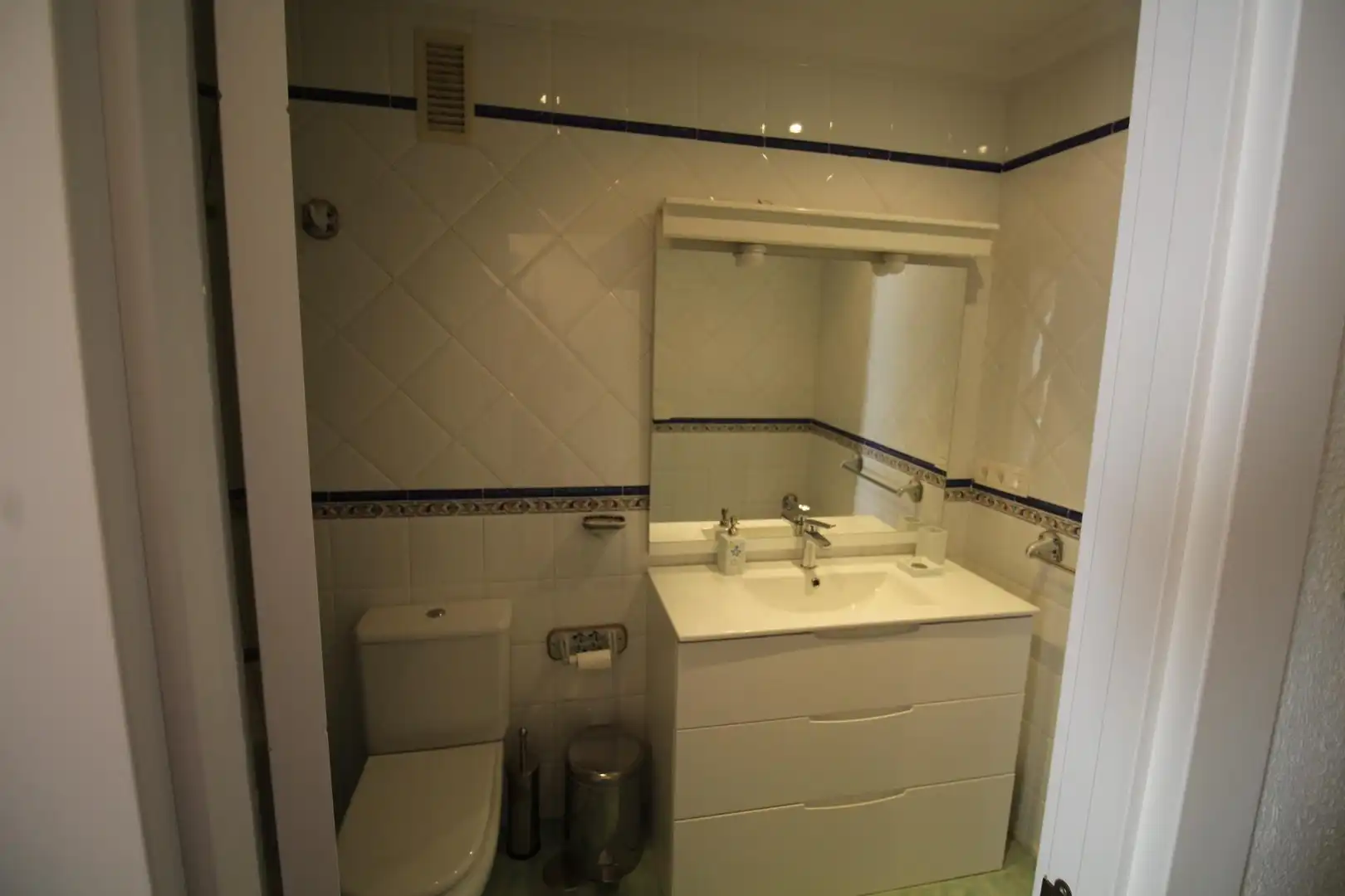 Baño de Piso de alquiler en Granada con Aire acondicionado, Calefacción y Jardín privado