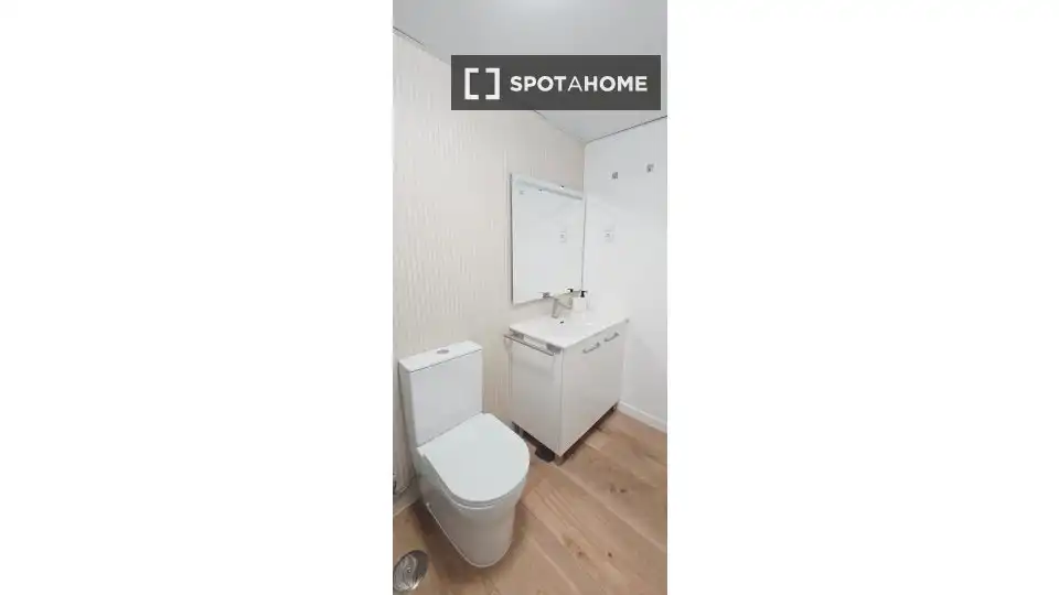 Badezimmer von Wohnung zur untervermieten in Madrid mit Klimaanlage, Heizung und Terrasse