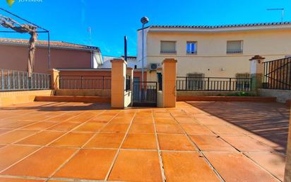 Vista exterior de Casa o xalet en venda en Guadix amb Terrassa i Balcó