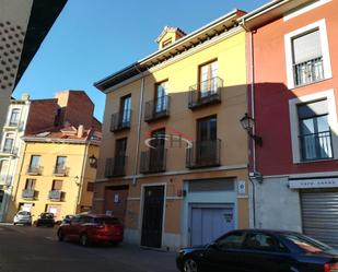 Vista exterior de Apartament en venda en León Capital  amb Calefacció, Parquet i Moblat