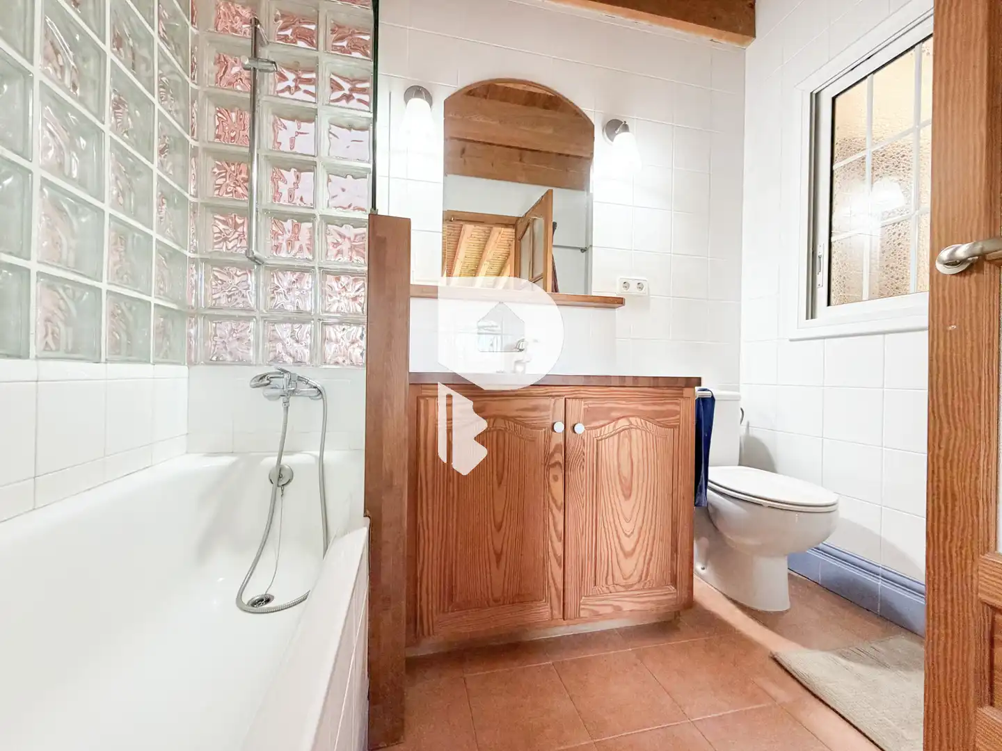 Baño de Casa adosada en venta en Sant Vicenç Dels Horts con Aire acondicionado, Calefacción y Jardín privado