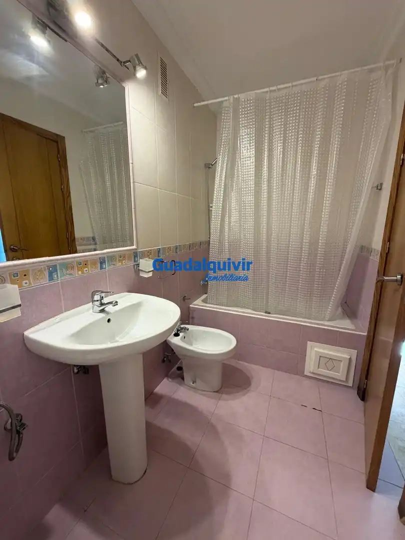 Badezimmer von Wohnung zum Verkauf in Montequinto mit Klimaanlage und Terrasse