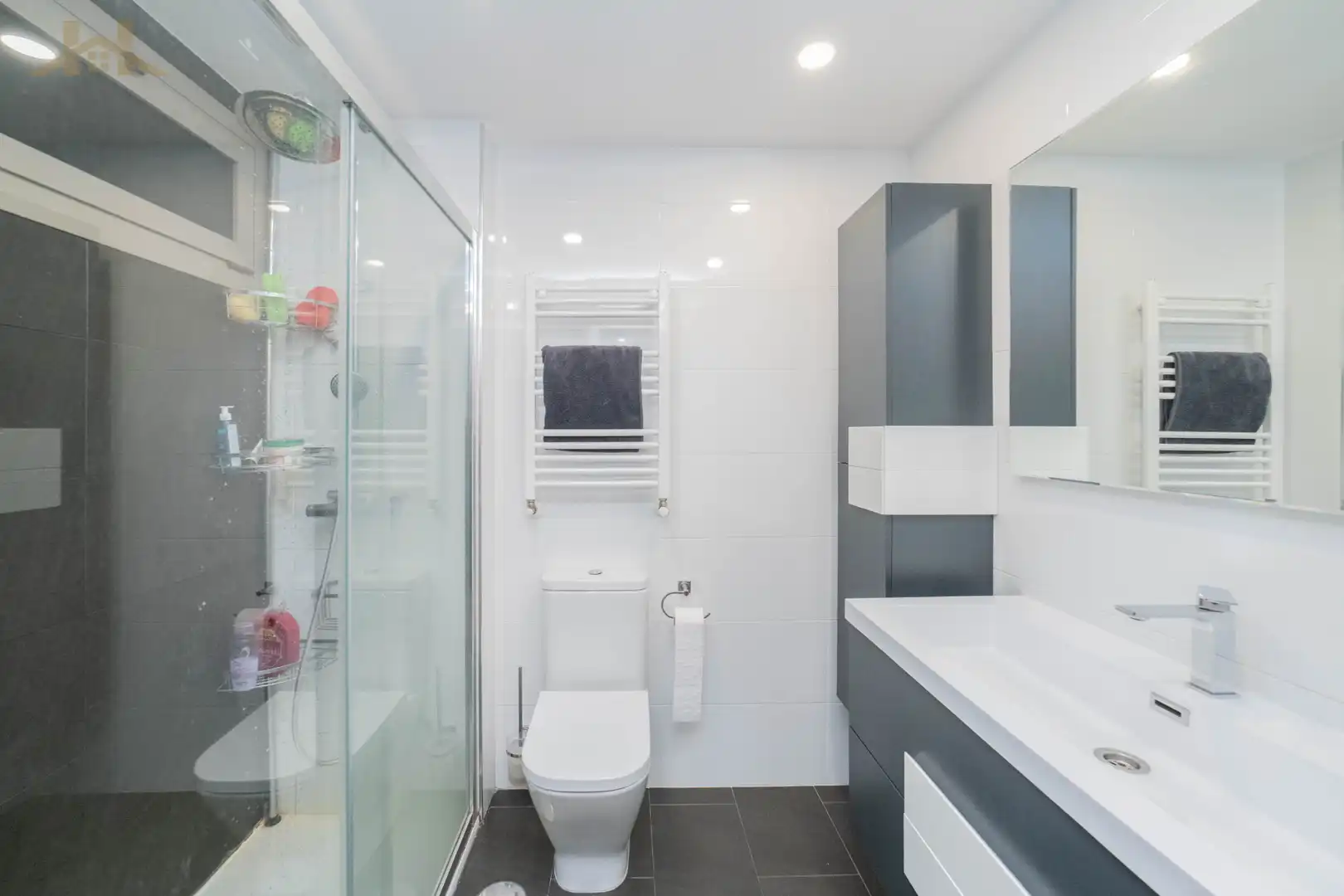 Badezimmer von Wohnung zum Verkauf in Zarzuela del Monte mit Klimaanlage, Heizung und Abstellraum