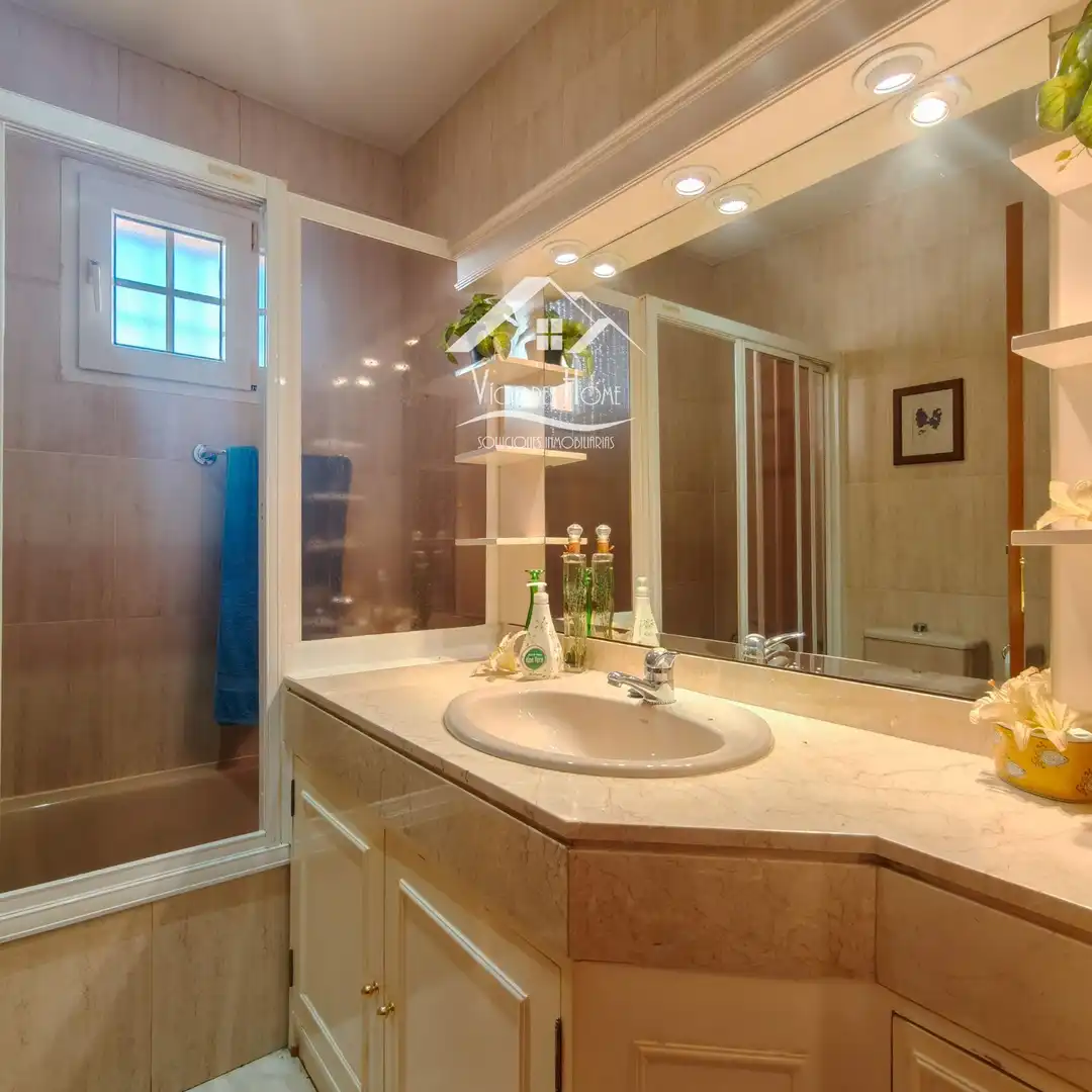 Badezimmer von Einfamilien-Reihenhaus zum Verkauf in San Agustín del Guadalix mit Klimaanlage, Heizung und Parkett