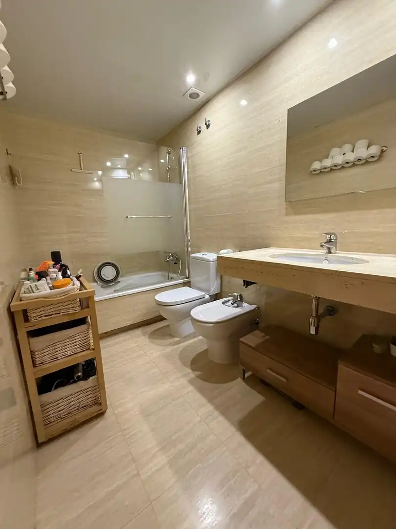 Badezimmer von Maisonette zum Verkauf in L'Hospitalet de Llobregat mit Klimaanlage, Heizung und Parkett